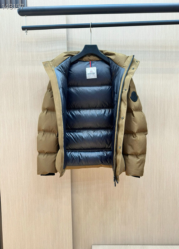 Les doudounes Moncler homme allient élégance et performance pour offrir une protection froid. Leur design sophistiqué et pas cher. Le moins cher.