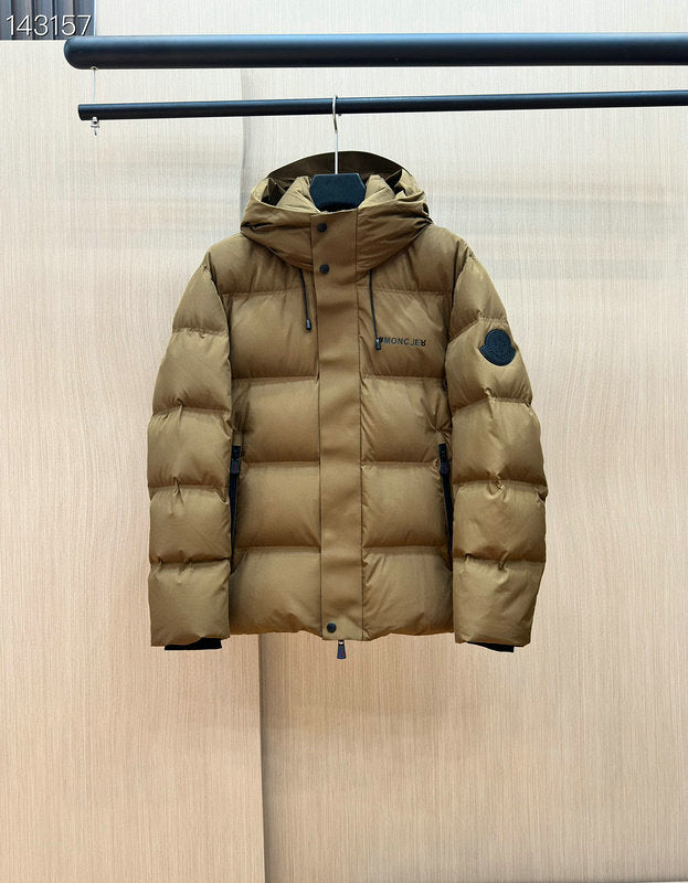 Les doudounes Moncler homme allient élégance et performance pour offrir une protection froid. Leur design sophistiqué et pas cher. Le moins cher.