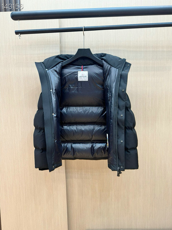 Les doudounes Moncler homme allient élégance et performance pour offrir une protection froid. Leur design sophistiqué et pas cher. Le moins cher.