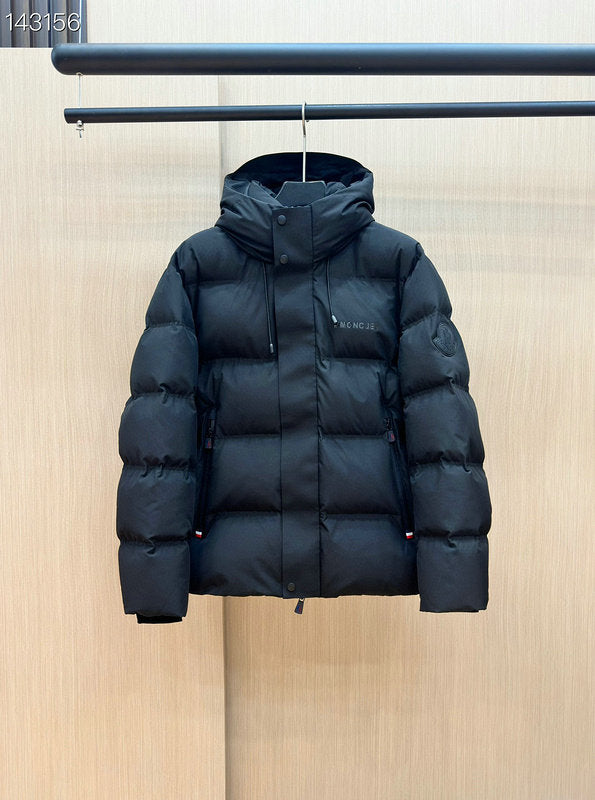 Les doudounes Moncler homme allient élégance et performance pour offrir une protection froid. Leur design sophistiqué et pas cher. Le moins cher.