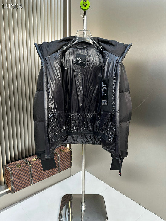 Les doudounes Moncler homme allient élégance et performance pour offrir une protection froid. Leur design sophistiqué et pas cher. Le moins cher.