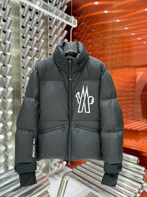 Les doudounes Moncler homme allient élégance et performance pour offrir une protection froid. Leur design sophistiqué et pas cher. Le moins cher.