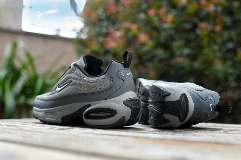 Les baskets Nike Air Max Portal incarnent un style moderne exceptionnelle. Avec leur design futuriste et épuré.pas cher.