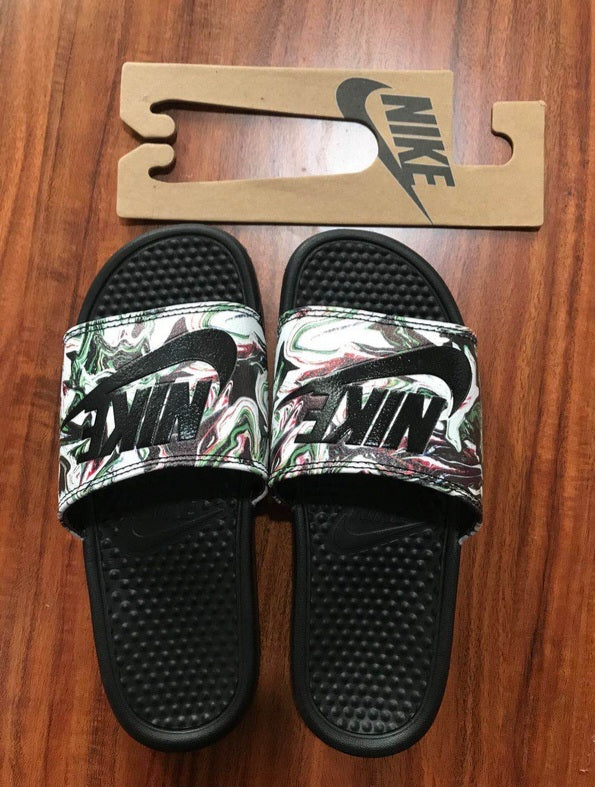 Les sandales claquettes Adidas sont un incontournable pour ceux qui recherchent un mélange parfait entre confort et style décontracté.