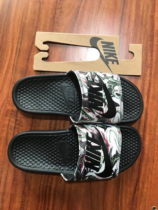 Les sandales claquettes Adidas sont un incontournable pour ceux qui recherchent un mélange parfait entre confort et style décontracté.