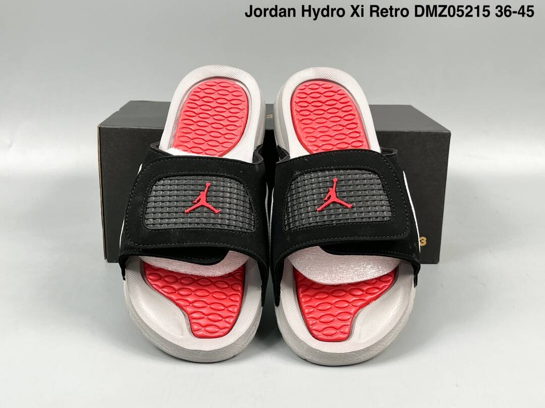 Les sandales claquettes Jordan sont un incontournable pour ceux qui recherchent un mélange parfait entre confort et style décontracté.