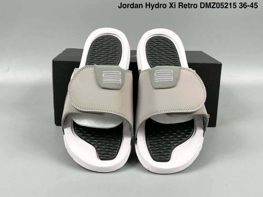Les sandales claquettes Jordan sont un incontournable pour ceux qui recherchent un mélange parfait entre confort et style décontracté.