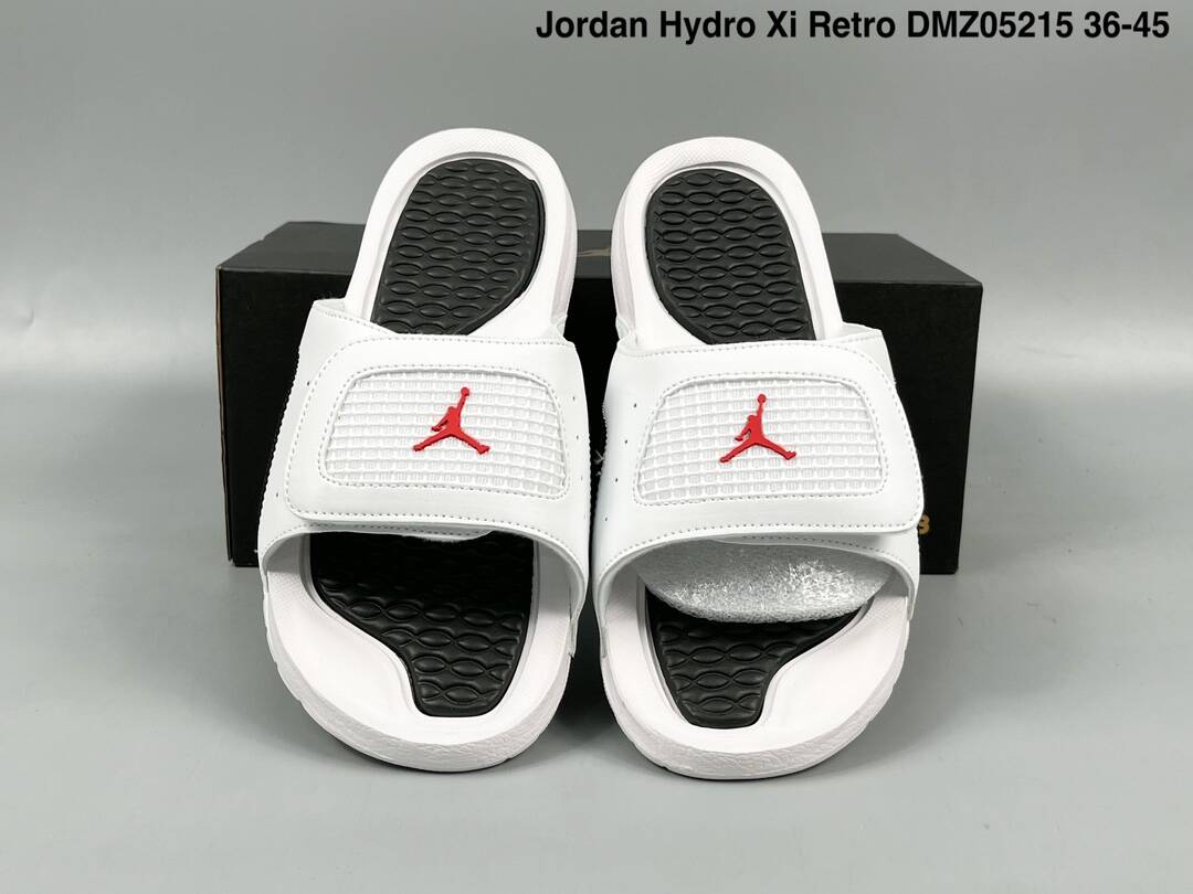 Les sandales claquettes Jordan sont un incontournable pour ceux qui recherchent un mélange parfait entre confort et style décontracté.