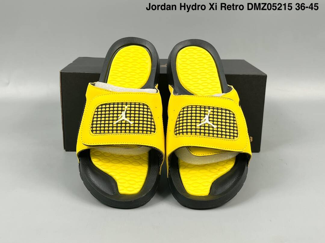 Les sandales claquettes Jordan sont un incontournable pour ceux qui recherchent un mélange parfait entre confort et style décontracté.