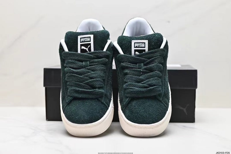 Les baskets Puma Femme se distinguent par leur style audacieux et moderne, alliant des éléments sportifs et urbains. Inspirées des tendances actuelles