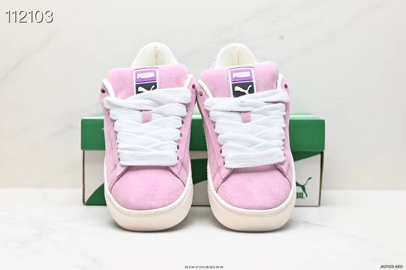 Les baskets Puma Femme se distinguent par leur style audacieux et moderne, alliant des éléments sportifs et urbains. Inspirées des tendances actuelles