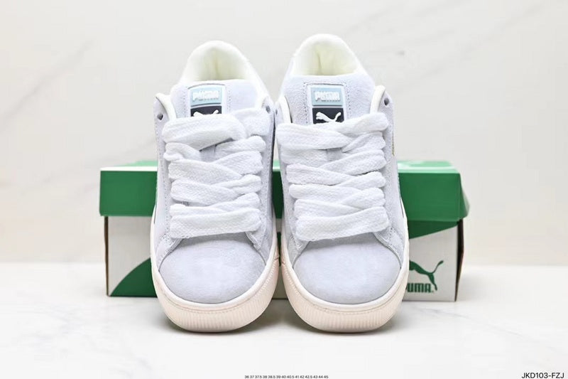 Les baskets Puma Femme se distinguent par leur style audacieux et moderne, alliant des éléments sportifs et urbains. Inspirées des tendances actuelles