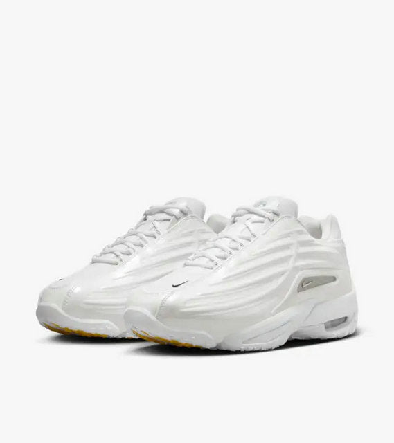 Les baskets Nike X Nocta Hot Step 2 incarnent l'alliance parfaite entre un style audacieux haut de gamme collaboration Nocta.pas cher