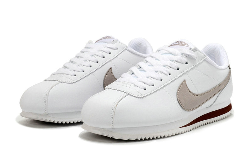Résultats de l'évolution emblématique de la ligne Nike, les baskets Nike Cortez Femme sont un témoignage de l'engagement de Nike à combiner style et innovation.
