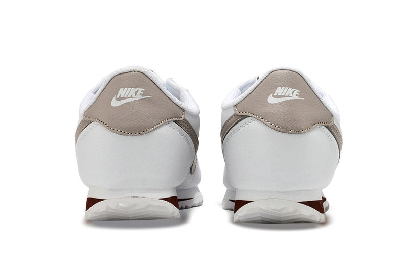 Résultats de l'évolution emblématique de la ligne Nike, les baskets Nike Cortez Femme sont un témoignage de l'engagement de Nike à combiner style et innovation.