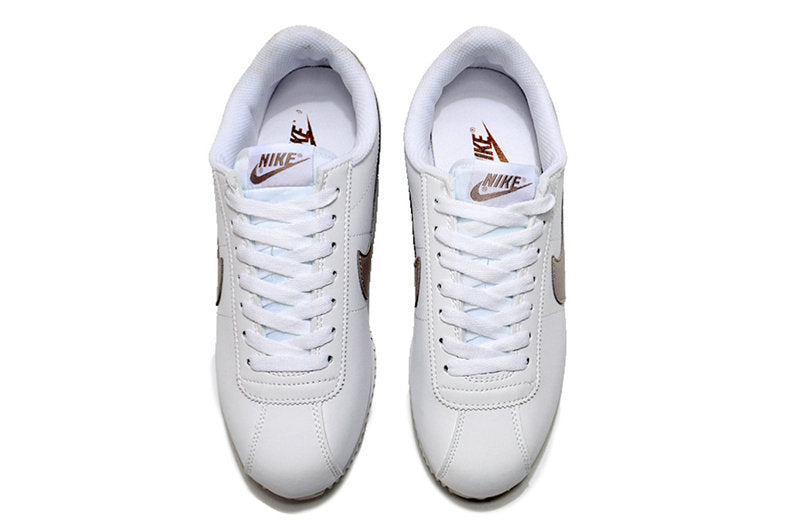 Résultats de l'évolution emblématique de la ligne Nike, les baskets Nike Cortez Femme sont un témoignage de l'engagement de Nike à combiner style et innovation.