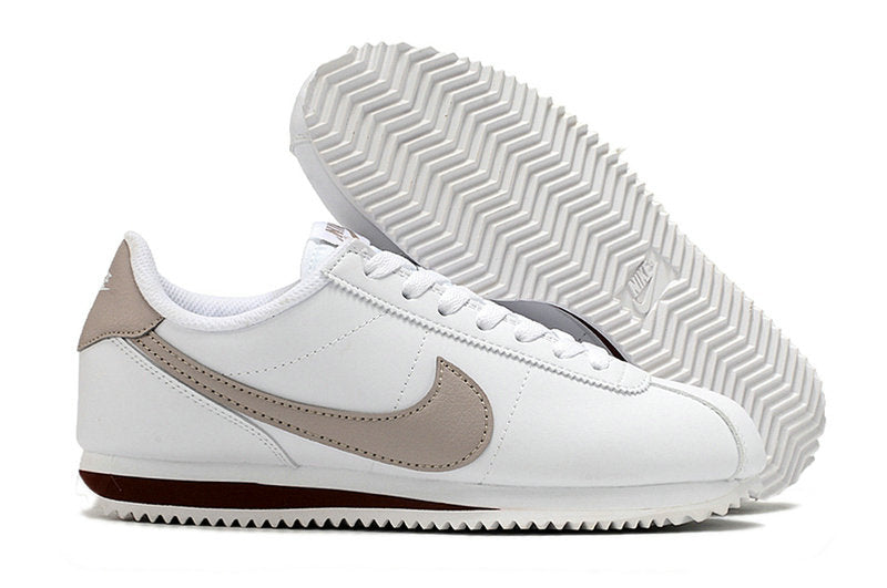 Résultats de l'évolution emblématique de la ligne Nike, les baskets Nike Cortez Femme sont un témoignage de l'engagement de Nike à combiner style et innovation.
