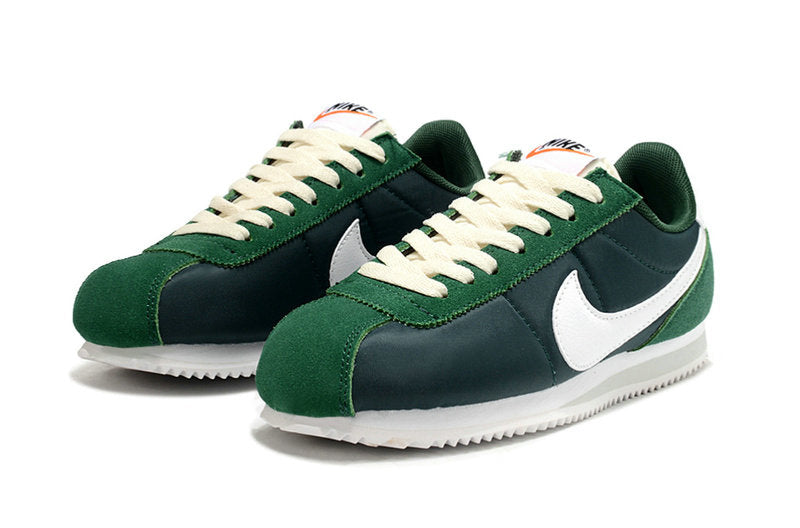 Résultats de l'évolution emblématique de la ligne Nike, les baskets Nike Cortez Femme sont un témoignage de l'engagement de Nike à combiner style et innovation.