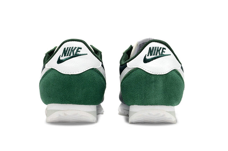 Résultats de l'évolution emblématique de la ligne Nike, les baskets Nike Cortez Femme sont un témoignage de l'engagement de Nike à combiner style et innovation.