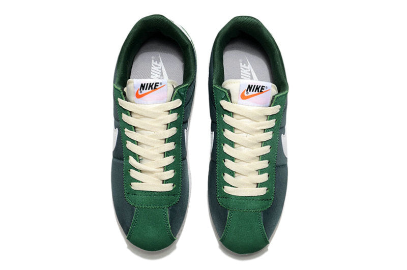 Résultats de l'évolution emblématique de la ligne Nike, les baskets Nike Cortez Femme sont un témoignage de l'engagement de Nike à combiner style et innovation.