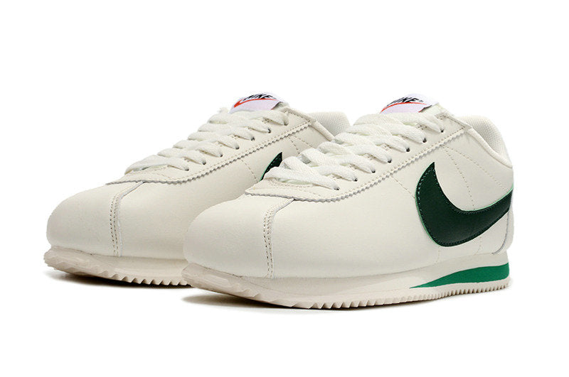 Résultats de l'évolution emblématique de la ligne Nike, les baskets Nike Cortez Femme sont un témoignage de l'engagement de Nike à combiner style et innovation.