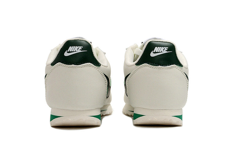 Résultats de l'évolution emblématique de la ligne Nike, les baskets Nike Cortez Femme sont un témoignage de l'engagement de Nike à combiner style et innovation.
