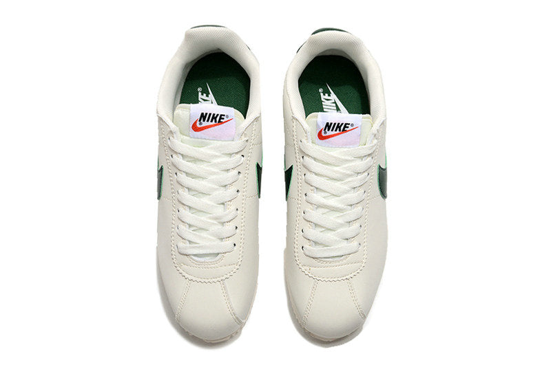 Résultats de l'évolution emblématique de la ligne Nike, les baskets Nike Cortez Femme sont un témoignage de l'engagement de Nike à combiner style et innovation.