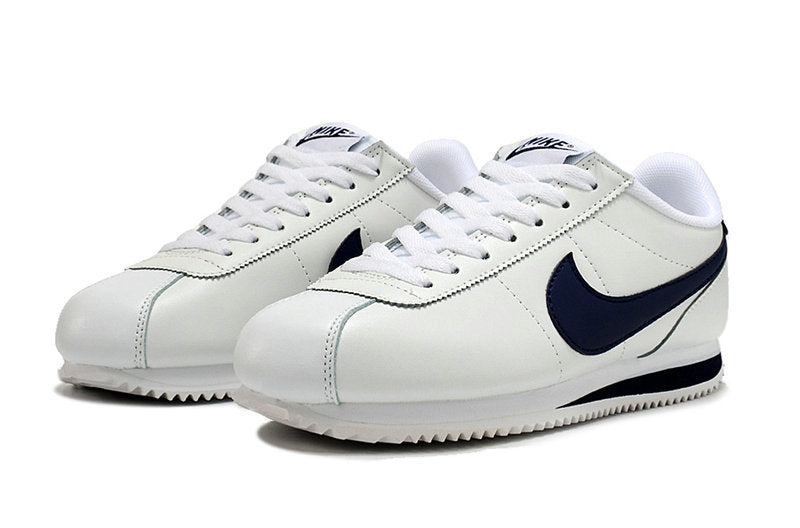 Résultats de l'évolution emblématique de la ligne Nike, les baskets Nike Cortez Femme sont un témoignage de l'engagement de Nike à combiner style et innovation.