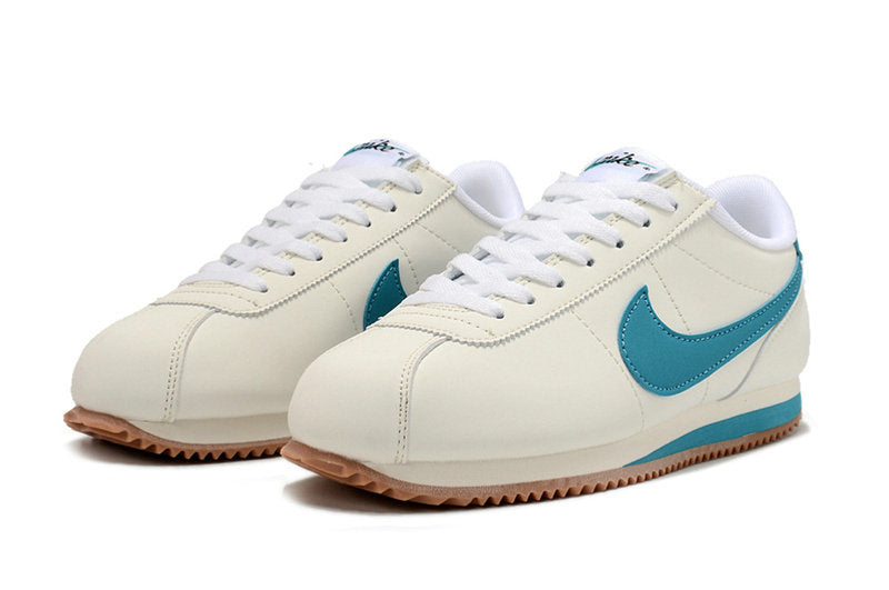 Résultats de l'évolution emblématique de la ligne Nike, les baskets Nike Cortez Femme sont un témoignage de l'engagement de Nike à combiner style et innovation.