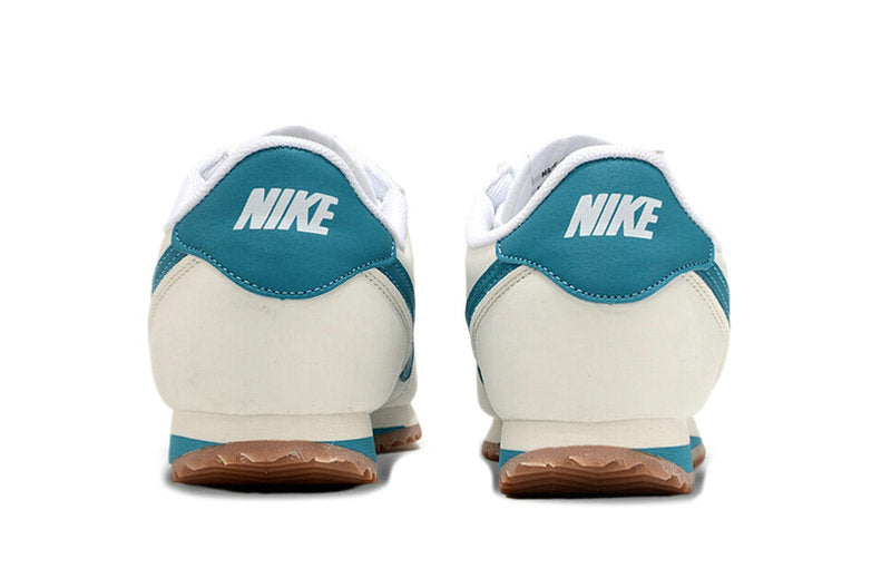Résultats de l'évolution emblématique de la ligne Nike, les baskets Nike Cortez Femme sont un témoignage de l'engagement de Nike à combiner style et innovation.