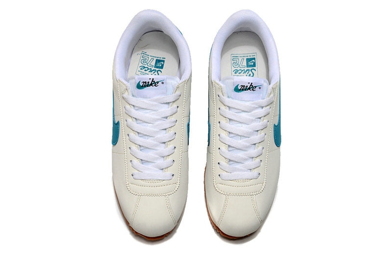 Résultats de l'évolution emblématique de la ligne Nike, les baskets Nike Cortez Femme sont un témoignage de l'engagement de Nike à combiner style et innovation.