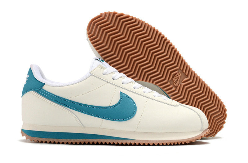 Résultats de l'évolution emblématique de la ligne Nike, les baskets Nike Cortez Femme sont un témoignage de l'engagement de Nike à combiner style et innovation.