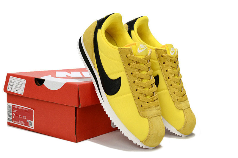 Résultats de l'évolution emblématique de la ligne Nike, les baskets Nike Cortez Femme sont un témoignage de l'engagement de Nike à combiner style et innovation.
