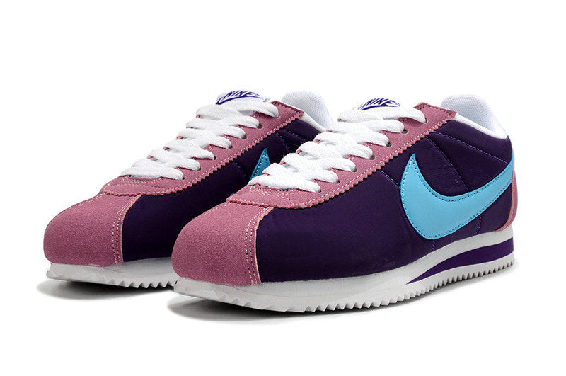 Résultats de l'évolution emblématique de la ligne Nike, les baskets Nike Cortez Femme sont un témoignage de l'engagement de Nike à combiner style et innovation.