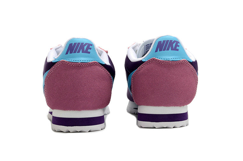 Résultats de l'évolution emblématique de la ligne Nike, les baskets Nike Cortez Femme sont un témoignage de l'engagement de Nike à combiner style et innovation.