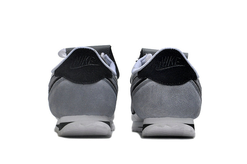 Résultats de l'évolution emblématique de la ligne Nike, les baskets Nike Cortez Femme sont un témoignage de l'engagement de Nike à combiner style et innovation.