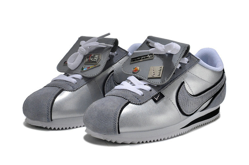 Résultats de l'évolution emblématique de la ligne Nike, les baskets Nike Cortez Femme sont un témoignage de l'engagement de Nike à combiner style et innovation.