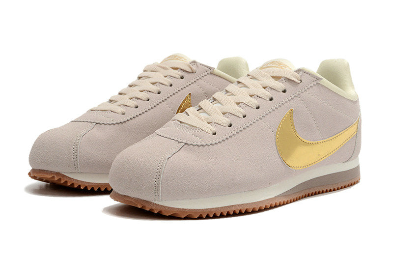 Résultats de l'évolution emblématique de la ligne Nike, les baskets Nike Cortez Femme sont un témoignage de l'engagement de Nike à combiner style et innovation.