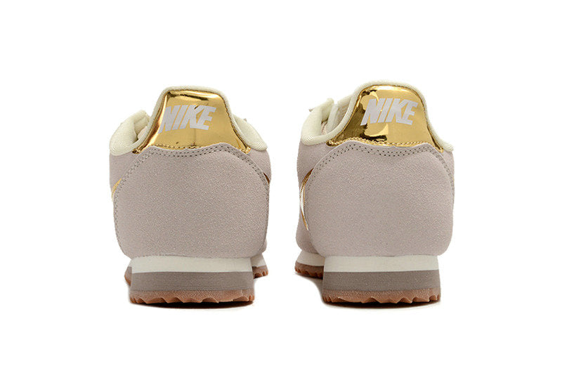 Résultats de l'évolution emblématique de la ligne Nike, les baskets Nike Cortez Femme sont un témoignage de l'engagement de Nike à combiner style et innovation.