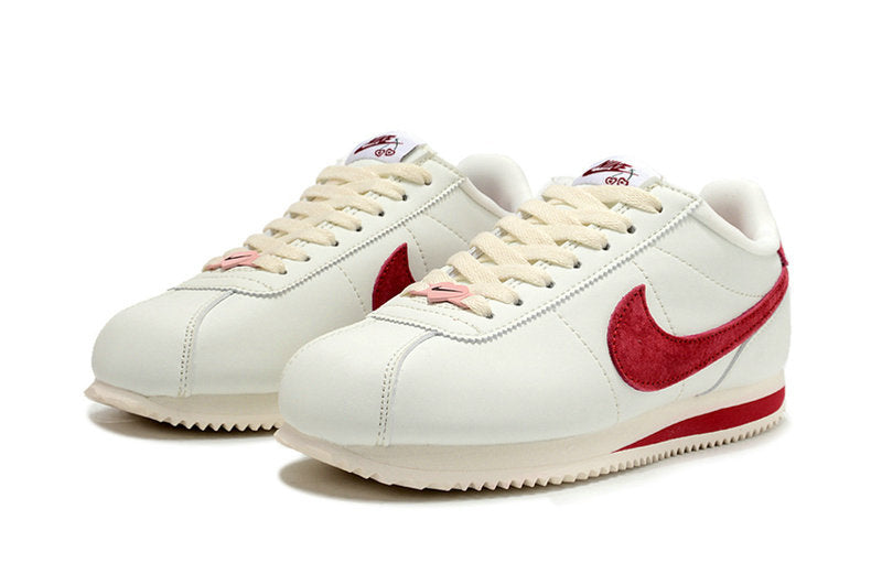 Résultats de l'évolution emblématique de la ligne Nike, les baskets Nike Cortez Femme sont un témoignage de l'engagement de Nike à combiner style et innovation.