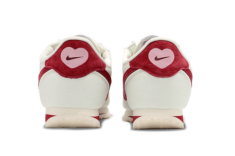 Résultats de l'évolution emblématique de la ligne Nike, les baskets Nike Cortez Femme sont un témoignage de l'engagement de Nike à combiner style et innovation.