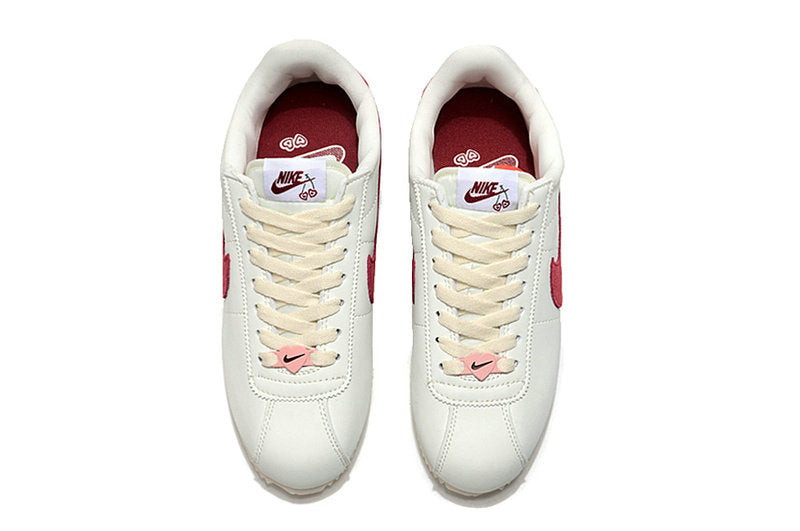Résultats de l'évolution emblématique de la ligne Nike, les baskets Nike Cortez Femme sont un témoignage de l'engagement de Nike à combiner style et innovation.