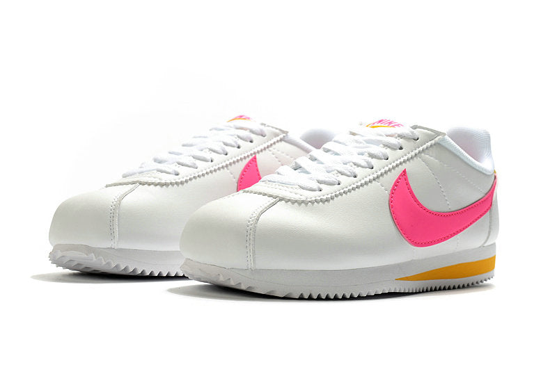 Résultats de l'évolution emblématique de la ligne Nike, les baskets Nike Cortez Femme sont un témoignage de l'engagement de Nike à combiner style et innovation.