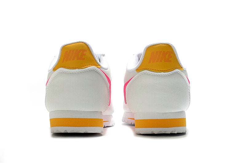 Résultats de l'évolution emblématique de la ligne Nike, les baskets Nike Cortez Femme sont un témoignage de l'engagement de Nike à combiner style et innovation.