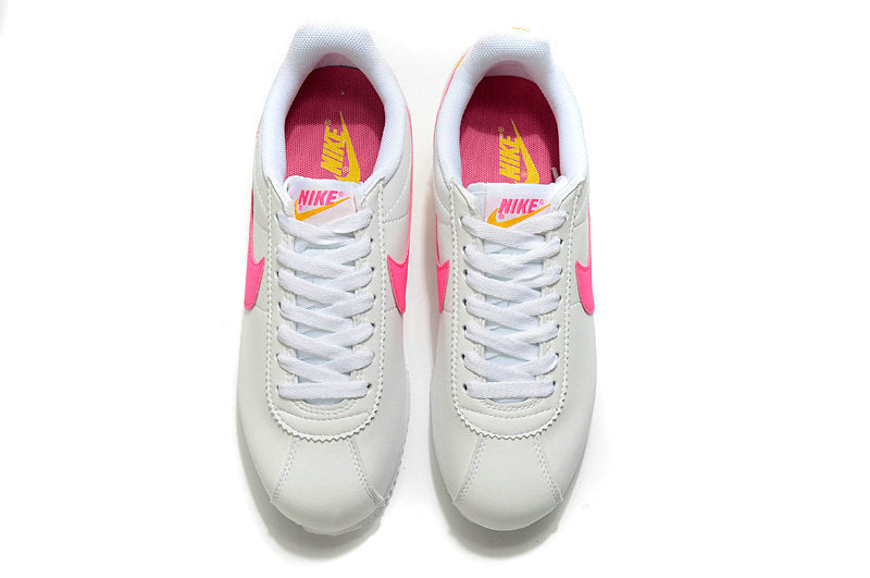 Résultats de l'évolution emblématique de la ligne Nike, les baskets Nike Cortez Femme sont un témoignage de l'engagement de Nike à combiner style et innovation.