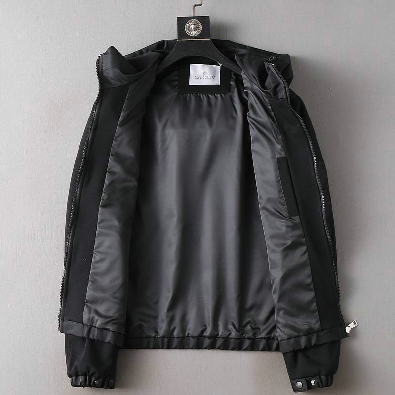 Les vestes Moncler allient élégance et modernité. Leur design sophistiqué et leurs matériaux haut de gamme en font un choix incontournable.pas cher.le moins cher.