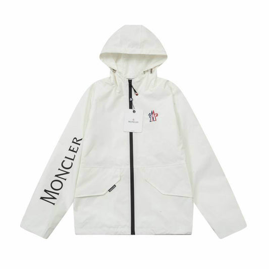 Les vestes Moncler allient élégance et modernité. Leur design sophistiqué et leurs matériaux haut de gamme en font un choix incontournable.pas cher.le moins cher.