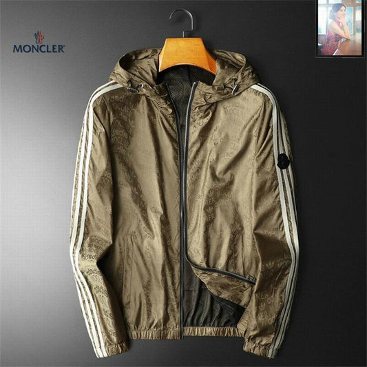 Les vestes Moncler allient élégance et modernité. Leur design sophistiqué et leurs matériaux haut de gamme en font un choix incontournable.pas cher.le moins cher.
