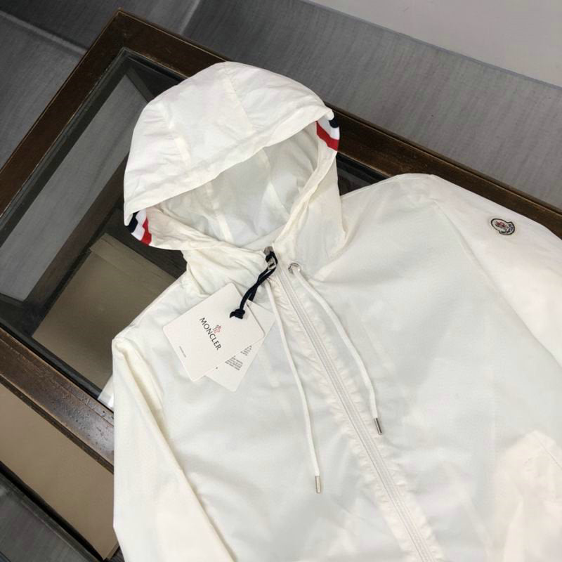 Les vestes Moncler allient élégance et modernité. Leur design sophistiqué et leurs matériaux haut de gamme en font un choix incontournable.pas cher.le moins cher.