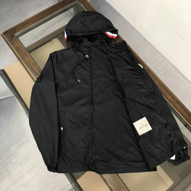 Les vestes Moncler allient élégance et modernité. Leur design sophistiqué et leurs matériaux haut de gamme en font un choix incontournable.pas cher.le moins cher.